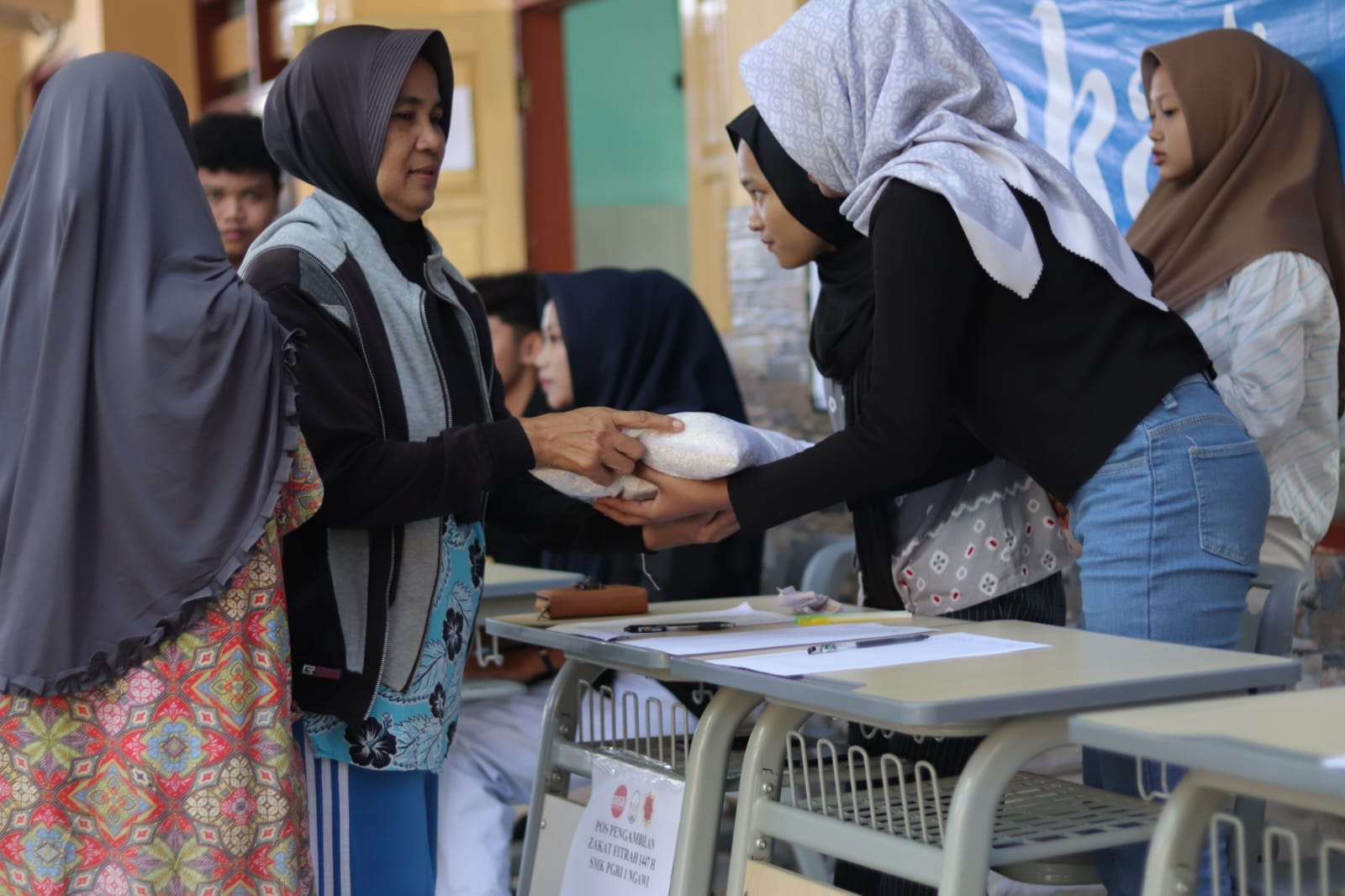 MELALUI ZAKAT FITRAH SMK PGRI 1 NGAWI, BERBAGI KEBAHAGIAAN DAN KEBERKAHAN.